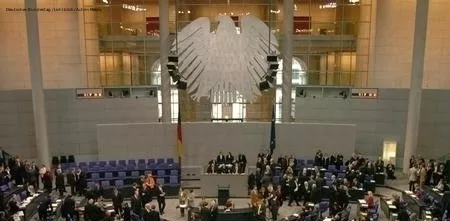 Ausschnitt des Deutschen Bundestages. Präsent im Bild ist der Bundesadler.