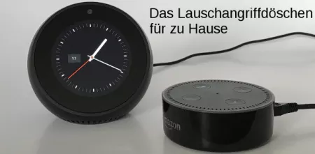 Eine Uhr und Amazon Alexa auf einer gräulichen Oberfläche, darüber der Text: „Das Lauschangriffdöschen für zu Hause“.