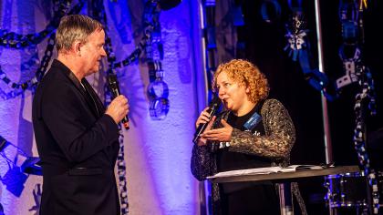 Andreas Liebold und Leena Simon im Gespräch während der Bekanntgabe des Publikumspreises.