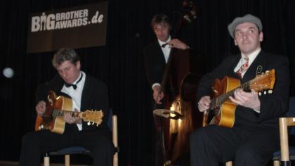 Drei Musiker mit Gitarre und einem Kontrabass.