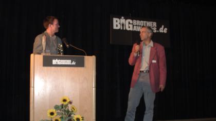 Moderator Andreas Liebold und Thilo Weichert auf der Bühne.