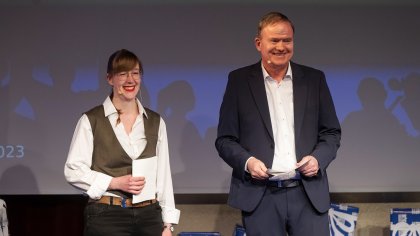 Moderatorin Julia Witte und Moderator Andreas Liebold auf der Bühne.