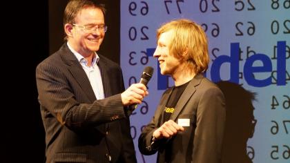 Moderator Andreas Liebold interviewt Nils Büschke.