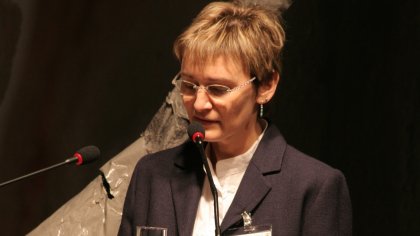 Karin Schuler am Redner.innenpult.