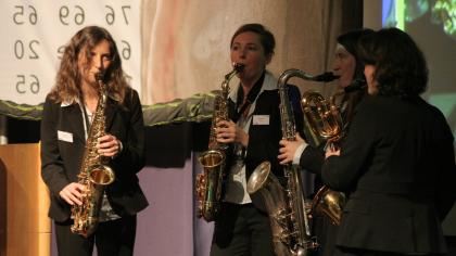 Vier Personen mit jeweils einem Saxofon (Band: Fourty Fingers).