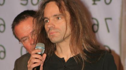 Sebastian Lisken mit einem Mikrofon auf der Bühne der BBAs 2008.