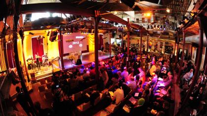 Das Publikum der BBAs 2012 in einem großen Saal mit Blick zur Bühne.