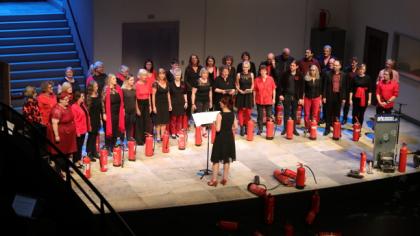 Der Chor "One Voice" auf der Bühne der BBAs 2019.