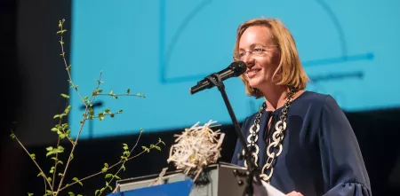 Sarah Spiekermann am Redner.innenpult während der BigBrotherAwards 2018.