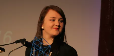 Jessica Wawrzyniak am Redner.innenpult der BigBrotherAwards 2016.