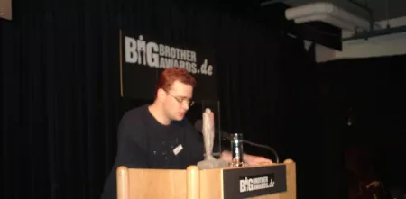 Jens Ohlig am Redner.innenpult zu den BigBrotherAwrds 2001.