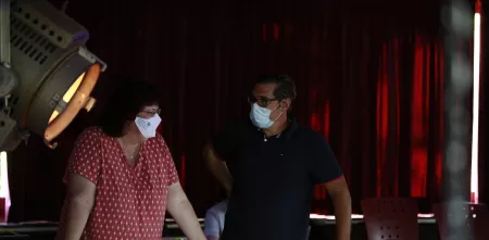 Claudia Fischer während der Vorbereitung der BigBrotherAwards im Gespräch.