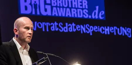 Kai Biermann am Redner.innenpult während der BigBrotherAwards 2015.