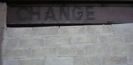 Auf einer Mauer steht das Wort "CHANGE".
