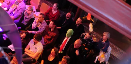 Das Publikum während der BBAs 2012. Ein Gast trägt eine grüne Maske une eine rote Krawatte.