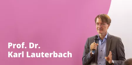 Karl Lauterach mit einem Mikrofon.