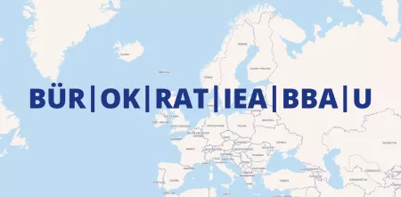 Eine Europakarte, darüber das Wort „Bürokratieabbau“ in ungewöhnlicher Silbentrennung: Bür, ok, rat, iea, bba, u.