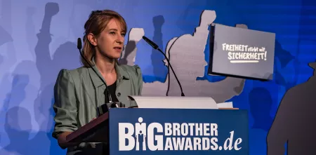 Elisabeth Niekrenz am Redner.innenpult der BBAs 2025.