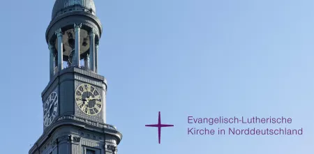 Ein Kirchturm in Nahaufnahme, rechts davon das Logo der Evangelischen Nordkirche.