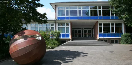 Schuleingang des Hans-Ehrenberg-Gymnasiums.