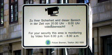 Straßenschild der Polizei Bremen mit dem Text: „Zu Ihrer Sicherheit wird dieser Bereich in der Zeit von 20.00 Uhr - 8.00 Uhr videoüberwacht.“ (inkl. englischer Übersetzung).