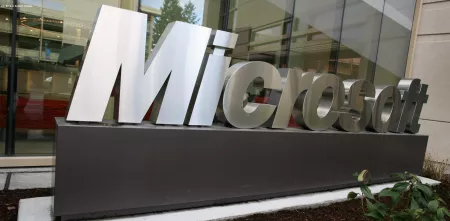 Das Microsoft-Logo vor der Firmenzentrale aus massiven Edelstahl-Buchstaben.