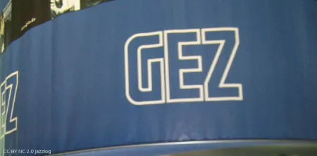 Das Logo der GEZ (weiße Schrift auf blauem Grund).