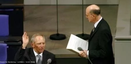 Wolfgang Schäuble hebt die Hand zum Schwur während einer Bundesinnenministerkonferenz.