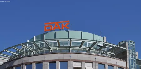Verwaltungsgebäude der DAK in Hamburg (Aufnahme des Dachs mit dem Logo der DAK).