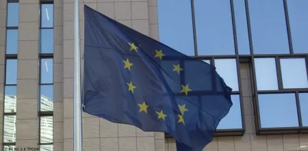 Die Europaflagge vor dem Gebäude des Europäischen Rates.