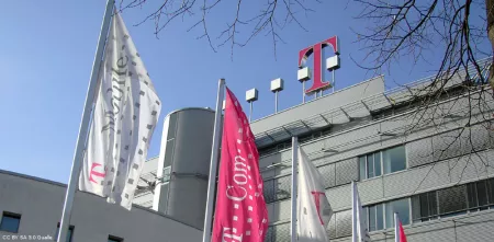 Telekom-Zentrale in Bonn mit Telekom-Fahnen (Außenansicht).