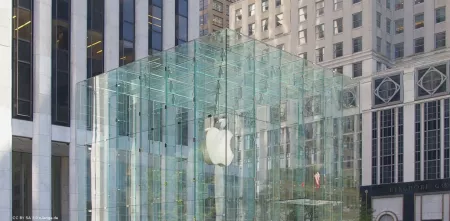 Apple Store in New York bestehend aus einem riesigen Glaskasten mit großem Apple-Logo (angebissener Apfel).
