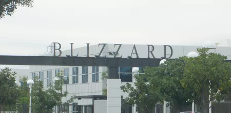 Firmenzentrale von Blizzard Entertainment. Ein großer Bogen über der Einfahrt mit Logo.