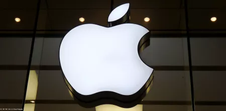 Leuchtwerbung: Großes Apple-Logo vor einer Fensterfront.
