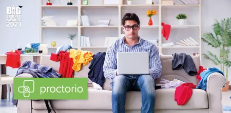 Eine Person, die mit einem Laptop, auf einem Sofa sitzt, überall liegen Kleidungsstücke durcheinander. Unten links das Logo von proctorio.