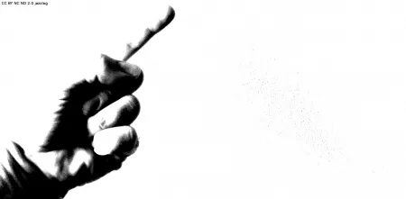 Ein erhobener Zeigefinger in schwarz-weiß.
