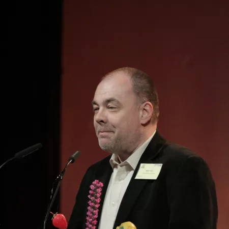 Bernd Sieker am Redner.innenpult der BigBrotherAwards 2011.