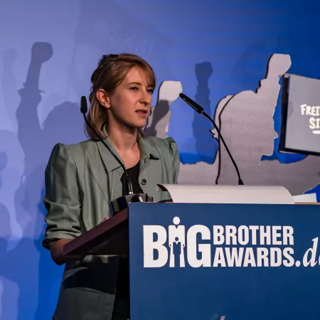 Elisabeth Niekrenz am Redner.innenpult der BBAs 2025.