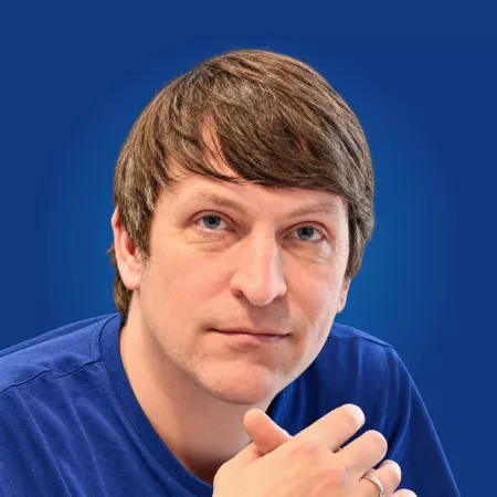 Portraitaufnahme von Ralf Bendrath mit Blauverlauf im Hintergrund.