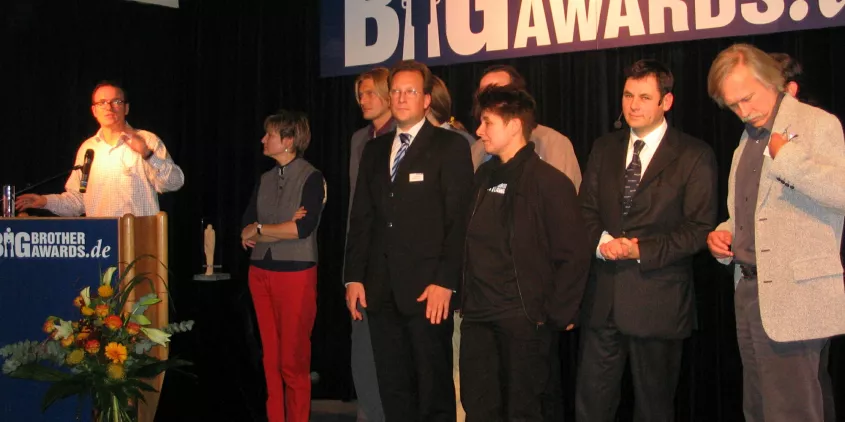 Die Jury-Mitglieder der BigBrotherAwards 2004 stehen auf der Bühne.