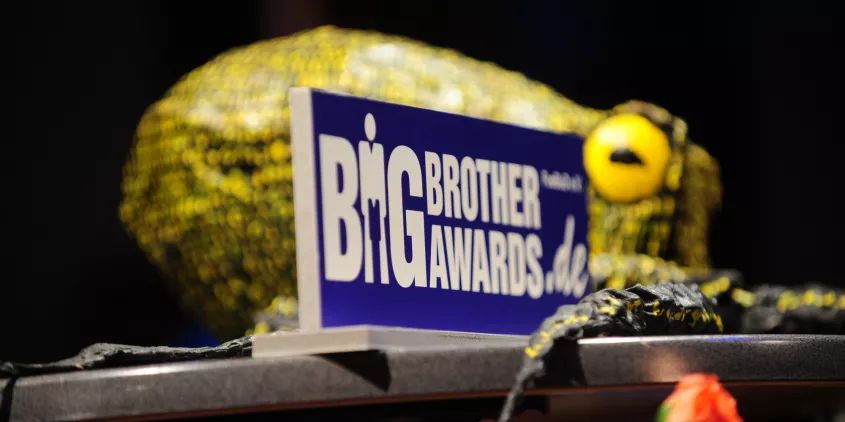 Das dekorierte Redner.innenpult der BigBrotherAwards 2009 mit der Datenkrake und dem BBBA-Logo.