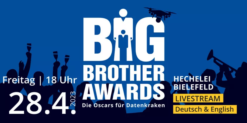 Veranstaltungsinfo zu den BigBrotherAwards 2023. Das Logo ist mittig platziert. Der Hintergrund blau mit einer Silhouette feiernder Menschen und einer Drohne. Als Text: Datum und Uhrzeit (28.4. um 18 Uhr) sowie Veranstaltungsort (Hechelei Bielefeld).