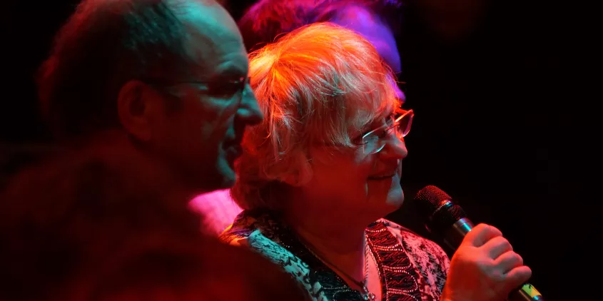 Ein Publikumsgast spricht in ein Mikrofon während der BBAs 2013.