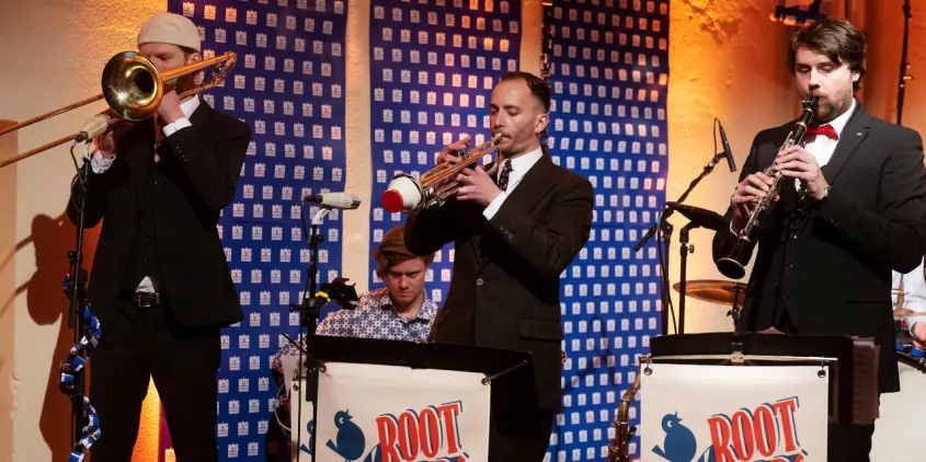 Drei Mitglieder der Band "Root Birds" spielen bei den BigBrotherAwards 2023.