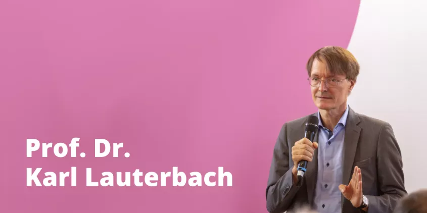 Karl Lauterach mit einem Mikrofon.