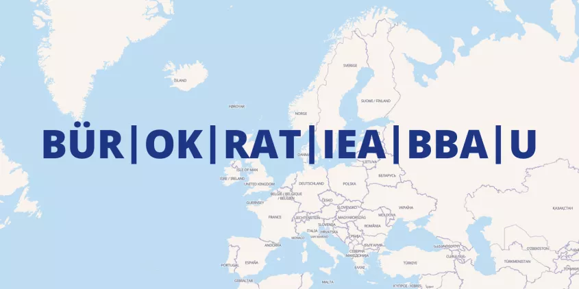Eine Europakarte, darüber das Wort „Bürokratieabbau“ in ungewöhnlicher Silbentrennung: Bür, ok, rat, iea, bba, u.