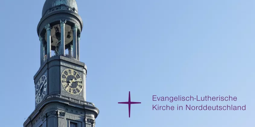 Ein Kirchturm in Nahaufnahme, rechts davon das Logo der Evangelischen Nordkirche.