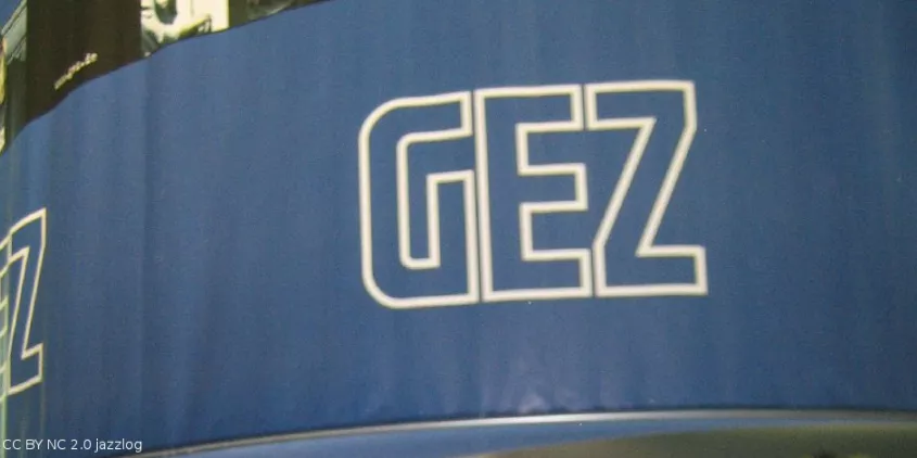 Das Logo der GEZ (weiße Schrift auf blauem Grund).