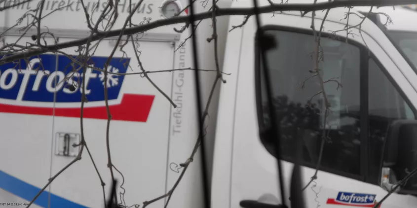 Ausschnitt eines bofrost-Lieferwagens (Kühlbereich und Fahrer.innenkabine).