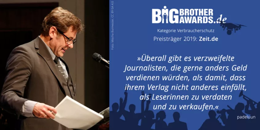 Collage: Auf der linken Seite padeluun am Redner.innenpult der BBAs 2019. Auf der rechten Seite ein Zitat aus seiner Laudatio.